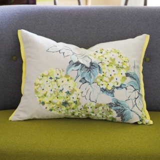 Lino ricamato con bordi in seta sui lati, retro in cotone tinta unita per il romantico cuscino di Cassandra Blosson di Designer Guild. L’imbottitura è in misto di piume naturali. Misura L 60 x H 45 cm. Prezzo 114 euro. www.designersguild.com Lino ricamato con bordi in seta sui lati, retro in cotone tinta unita per il romantico cuscino di Cassandra Blosson di Designer Guild. L’imbottitura è in misto di piume naturali. Misura L 60 x H 45 cm. Prezzo 114 euro. www.designersguild.com