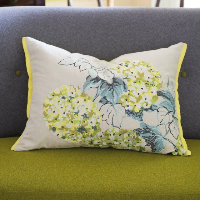 Lino ricamato con bordi in seta sui lati, retro in cotone tinta unita per il romantico cuscino di Cassandra Blosson di Designer Guild. L’imbottitura è in misto di piume naturali. Misura L 60 x H 45 cm. Prezzo 114 euro. www.designersguild.com Lino ricamato con bordi in seta sui lati, retro in cotone tinta unita per il romantico cuscino di Cassandra Blosson di Designer Guild. L’imbottitura è in misto di piume naturali. Misura L 60 x H 45 cm. Prezzo 114 euro. www.designersguild.com
