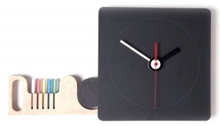 Disponibile in 3 misure, la lavagna-orologio è fornita di un cassettino laterale per riporre i gessetti e il cancellino; misura L 32,5 x P 32,5 x H 4 cm e costa 135 euro Tabla di Diamantini & Domeniconi Disponibile in 3 misure, la lavagna-orologio è fornita di un cassettino laterale per riporre i gessetti e il cancellino; misura L 32,5 x P 32,5 x H 4 cm e costa 135 euro Tabla di Diamantini & Domeniconi