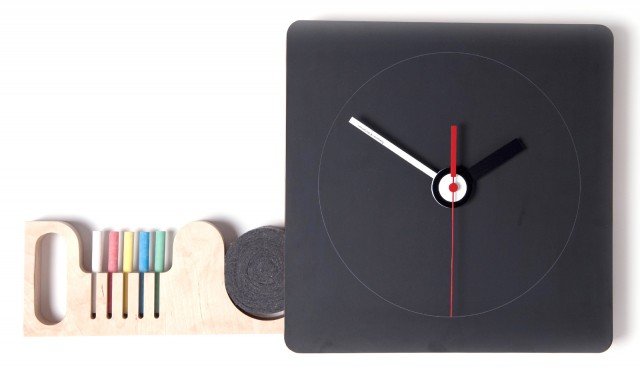 Disponibile in 3 misure, la lavagna-orologio è fornita di un cassettino laterale per riporre i gessetti e il cancellino; misura L 32,5 x P 32,5 x H 4 cm e costa 135 euro Tabla di Diamantini & Domeniconi Disponibile in 3 misure, la lavagna-orologio è fornita di un cassettino laterale per riporre i gessetti e il cancellino; misura L 32,5 x P 32,5 x H 4 cm e costa 135 euro Tabla di Diamantini & Domeniconi