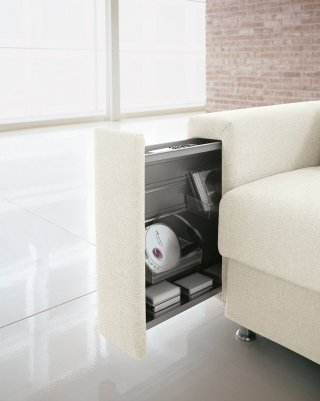 All’interno del bracciolo nasconde un portaoggetti (L 11 x P 70 x H 45 cm) il divano con rivestimento sfoderabile in microfibra di poliestere lavabile a mano che misura L 206 x P 95 x H 87 cm; nella versione base costa 2.075 euro Artù di Doimo Salotti All’interno del bracciolo nasconde un portaoggetti (L 11 x P 70 x H 45 cm) il divano con rivestimento sfoderabile in microfibra di poliestere lavabile a mano che misura L 206 x P 95 x H 87 cm; nella versione base costa 2.075 euro Artù di Doimo Salotti