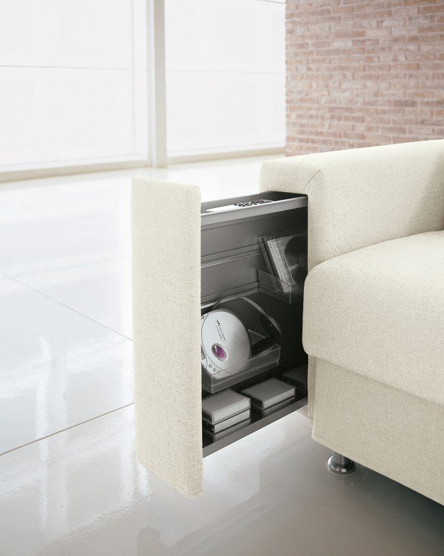 All’interno del bracciolo nasconde un portaoggetti (L 11 x P 70 x H 45 cm) il divano con rivestimento sfoderabile in microfibra di poliestere lavabile a mano che misura L 206 x P 95 x H 87 cm; nella versione base costa 2.075 euro Artù di Doimo Salotti All’interno del bracciolo nasconde un portaoggetti (L 11 x P 70 x H 45 cm) il divano con rivestimento sfoderabile in microfibra di poliestere lavabile a mano che misura L 206 x P 95 x H 87 cm; nella versione base costa 2.075 euro Artù di Doimo Salotti