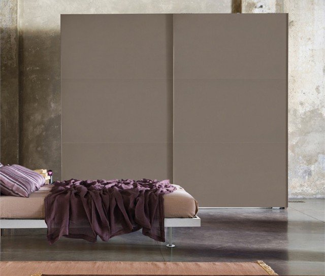 Armadio Dream di Emmebi, a due o tre ante scorrevoli, chiuso è una superficie liscia monocroma così essenziale da adattarsi a qualsiasi ambiente. Finitura esterna: ante e fianchi in laccato opaco o lucido in 26 colori. Finitura interna: laccato opaco bianco, noce chiaro o noce scuro. Misura L 274 x P 63,5 x H 231/263. www.emmebidesign.com Armadio Dream di Emmebi, a due o tre ante scorrevoli, chiuso è una superficie liscia monocroma così essenziale da adattarsi a qualsiasi ambiente. Finitura esterna: ante e fianchi in laccato opaco o lucido in 26 colori. Finitura interna: laccato opaco bianco, noce chiaro o noce scuro. Misura L 274 x P 63,5 x H 231/263. www.emmebidesign.com