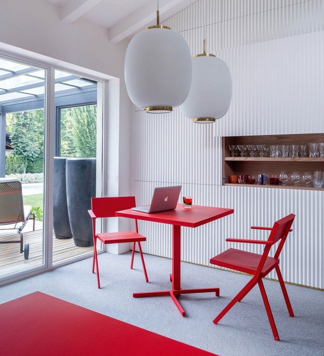 Ideata dal famoso Jean Nouvel, il tavolo Mia di Emu è resistente e pratico adatto sia in interno sia in esterno. Intelligente mix di estetica, funzionalità e tecnologia è pieghevole è, disponibile con piano rotondo o quadrato. Realizzato in tubi d'acciaio verniciati e in metallo zincato, si abbina alle sedie e alle poltrone della stessa collezione. Misura L 75 x P 75 x H 72 cm. Prezzo 340 euro. www.emu.it Ideata dal famoso Jean Nouvel, il tavolo Mia di Emu è resistente e pratico adatto sia in interno sia in esterno. Intelligente mix di estetica, funzionalità e tecnologia è pieghevole è, disponibile con piano rotondo o quadrato. Realizzato in tubi d'acciaio verniciati e in metallo zincato, si abbina alle sedie e alle poltrone della stessa collezione. Misura L 75 x P 75 x H 72 cm. Prezzo 340 euro. www.emu.it