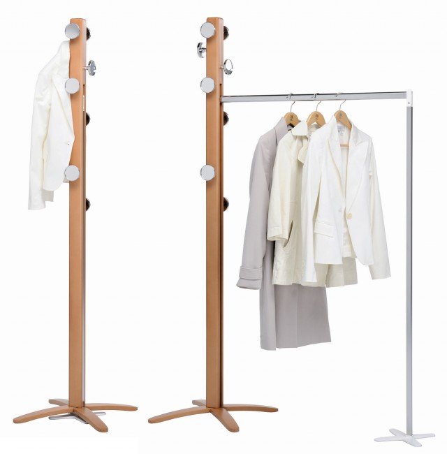 Legno massiccio per Espansiva di Foppapedretti, l’appendiabiti in legno dotato di otto pomoli con specchio che cela al suo interno una barra porta-ometti a scomparsa estensibile fino a 80 cm. Chiuso misura L 44 x P 44 x H 177 cm e aperto L 111 x P 44 x H 177 cm. Prezzo 176 euro. www.foppapedretti.it Legno massiccio per Espansiva di Foppapedretti, l’appendiabiti in legno dotato di otto pomoli con specchio che cela al suo interno una barra porta-ometti a scomparsa estensibile fino a 80 cm. Chiuso misura L 44 x P 44 x H 177 cm e aperto L 111 x P 44 x H 177 cm. Prezzo 176 euro. www.foppapedretti.it