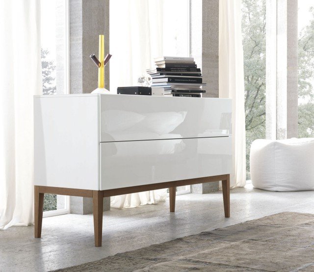 Struttura bianco lucido e gambe in essenza tabacco per la cassettiera Slot di Europeo. È disponibile nelle finiture rovere cotto e frassino bianco per le gambe; frassino bianco, lucido standard e lucido extra per i cassetti. Prezzo 675 euro. www.europeo.it Struttura bianco lucido e gambe in essenza tabacco per la cassettiera Slot di Europeo. È disponibile nelle finiture rovere cotto e frassino bianco per le gambe; frassino bianco, lucido standard e lucido extra per i cassetti. Prezzo 675 euro. www.europeo.it