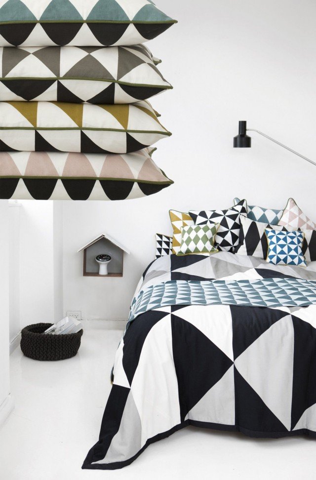 Il cuscino Geometry di Ferm Living ha un’allegra ed elegante grafica. Realizzato in 100% cotone bio. I motivi geometrici, si mixano con i toni retrò giallo curry, blu petrolio, rosa antico e grigio della collezione. Misura L 50 x H 50 cm. Prezzo 47 euro cad. www.ferm-living.com Il cuscino Geometry di Ferm Living ha un’allegra ed elegante grafica. Realizzato in 100% cotone bio. I motivi geometrici, si mixano con i toni retrò giallo curry, blu petrolio, rosa antico e grigio della collezione. Misura L 50 x H 50 cm. Prezzo 47 euro cad. www.ferm-living.com