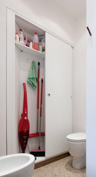 4. Armadio filomuro. In bagno, sull’unica parete libera, 15 cm di profondità sono sufficienti per ricavare un rispostiglio in nicchia per riporre in ordine scope e detersivi. Le due ante scorrevoli si aprono alternativamente.