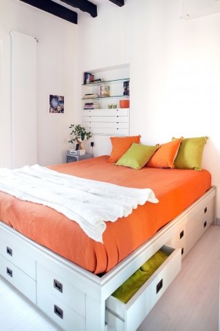 5. Rientranza attrezzata. L’elevato spessore del muro perimetrale, quasi 50 cm, ha permesso di realizzare dietro il letto una nicchia profonda 25 cm, con ripiani in cristallo e una cassettiera nella zona inferiore. 6. Cassetti in quantità. Nella base del letto spazi ben suddivisi con sei cassetti apribili su ciascuno dei due lati. In più, due centrali sovrapposti dalla parte della pediera; mentre altri quattro, solo decorativi, completano la composizione.