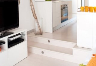 1.Pedana illuminata. Il dislivello di circa 15 cm, oltre a individuare due diverse aree, serve anche a contenere gli impianti tecnici della cucina. Nei due gradini sono stati incassati faretti che illuminano il percorso.