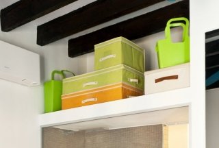 2. Ripostiglio sospeso. Tra il bagno e la camera, in corrispondenza della vasca, il controsoffitto portante permette di ricavare un vano contenitore in quota, a uso della stanza da letto. Privo di ante di chiusura,  sfrutta ogni centimetro anche in profondità.