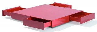 Ben 4 cassetti sotto il piano del tavolino in rovere laccato lucido con rotelle che misura L 120 x P 120 x H 20 cm e costa 1.859,77 euro Alfabeto di Futura Ben 4 cassetti sotto il piano del tavolino in rovere laccato lucido con rotelle che misura L 120 x P 120 x H 20 cm e costa 1.859,77 euro Alfabeto di Futura