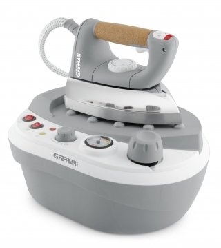 Per una stiratura professionale, il sistema G40001 di G3 Ferrari, ha potenza del ferro di 850 watt e della caldaia di 1.350 watt con pressione d’esercizio di 3 Bar. Dotato di tasto emissione del vapore continuo con un potente getto, ha impugnatura ergonomica isolante in sughero con funzioni e comandi facilitati. Prezzo 99,90 euro. www.g3ferrari.net Per una stiratura professionale, il sistema G40001 di G3 Ferrari, ha potenza del ferro di 850 watt e della caldaia di 1.350 watt con pressione d’esercizio di 3 Bar. Dotato di tasto emissione del vapore continuo con un potente getto, ha impugnatura ergonomica isolante in sughero con funzioni e comandi facilitati. Prezzo 99,90 euro. www.g3ferrari.net