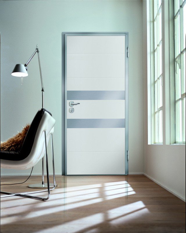 La porta blindata Crono di Gardesa si apre, dall’interno, tramite un comando a distanza, collegabile a un pulsante. La serratura elettronica interna aziona la fuoriuscita di tutti i chiavistelli, mettendo la porta d’ingresso in modalità di sicurezza contro le effrazioni e offrendo così la protezione totale in ogni situazione, anche quando si è in casa. È certificata in Classe 3. Prezzo: 2.593 euro (www.gardesa.com) La porta blindata Crono di Gardesa si apre, dall’interno, tramite un comando a distanza, collegabile a un pulsante. La serratura elettronica interna aziona la fuoriuscita di tutti i chiavistelli, mettendo la porta d’ingresso in modalità di sicurezza contro le effrazioni e offrendo così la protezione totale in ogni situazione, anche quando si è in casa. È certificata in Classe 3. Prezzo: 2.593 euro (www.gardesa.com)