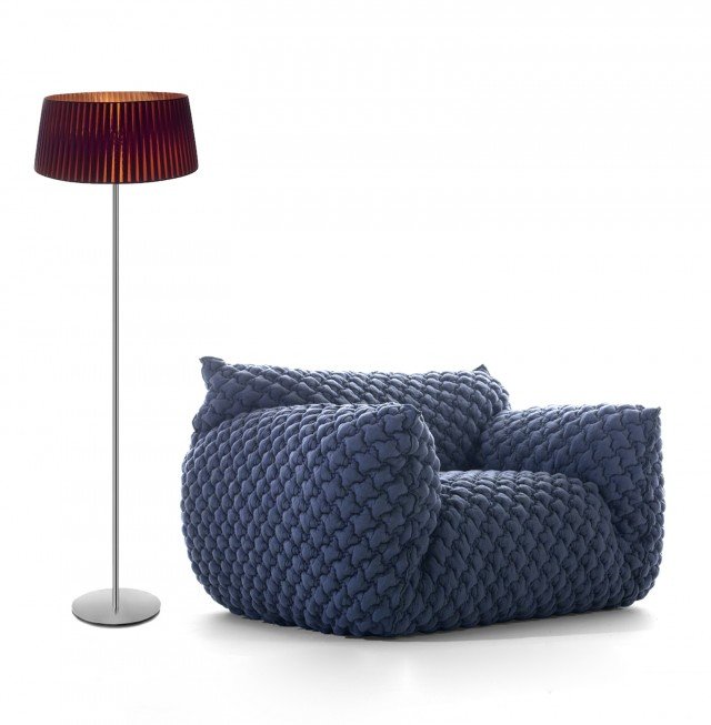 England di Olux è una linea di lampade dal sapore classico. Paralume in tessuto pongé plissettato, disponibile nei colori bianco, beige, nero, testa di moro, lilla. Montatura cromata. Misura Ø 60 x H 130 cm (max 100 W), disponibile anche in altre misure a partire da H 21 cm. Prezzo 394 euro. www.oluxilluminazione.it La maxi poltrona Nuvola di Gervasoni ha una linea morbida e ironicamente paffuta, con braccioli alti e seduta profonda. Sfoderabile ha a sua disposizione una vasta gamma di cotoni e i lini leggeri in colori tenui e polverosi o nella versione con rivestimento trapuntato che la rende un nido accogliente e familiare. Disponibile anche in una serie di tessuti argentati e fluo. Misura L 155 x P 110 x H 85 cm. Altezza seduta 48 cm. Prezzo a partire da 2.529 euro. www.gervasoni1882.it England di Olux è una linea di lampade dal sapore classico. Paralume in tessuto pongé plissettato, disponibile nei colori bianco, beige, nero, testa di moro, lilla. Montatura cromata. Misura Ø 60 x H 130 cm (max 100 W), disponibile anche in altre misure a partire da H 21 cm. Prezzo 394 euro. www.oluxilluminazione.it La maxi poltrona Nuvola di Gervasoni ha una linea morbida e ironicamente paffuta, con braccioli alti e seduta profonda. Sfoderabile ha a sua disposizione una vasta gamma di cotoni e i lini leggeri in colori tenui e polverosi o nella versione con rivestimento trapuntato che la rende un nido accogliente e familiare. Disponibile anche in una serie di tessuti argentati e fluo. Misura L 155 x P 110 x H 85 cm. Altezza seduta 48 cm. Prezzo a partire da 2.529 euro. www.gervasoni1882.it