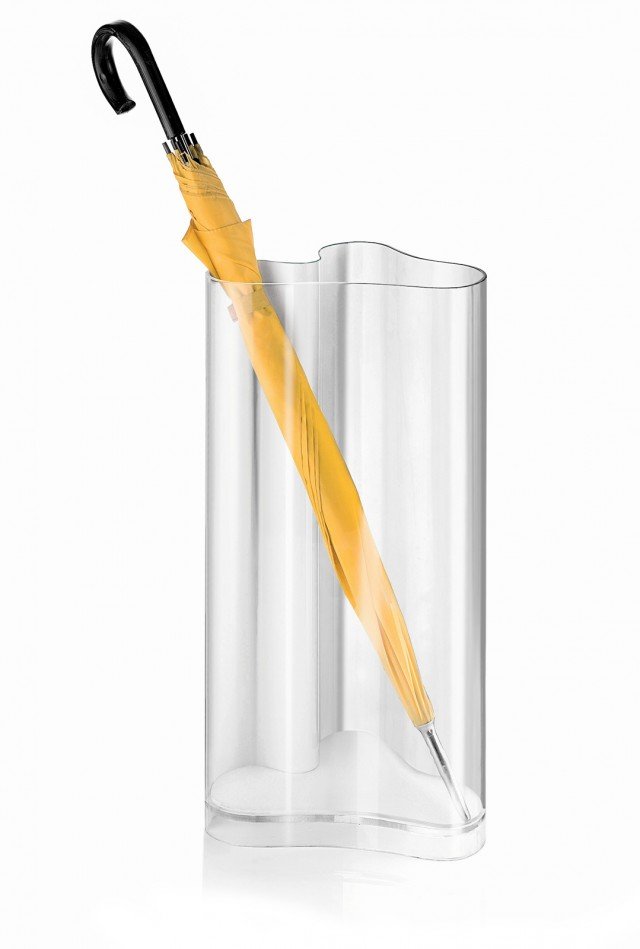 È facile da abbinare all'arredo il portaombrelli in materiale plastico trasparente che misura L 32 x P 24,7 x H 60 cm e costa 85 euro Nuvola di Guzzini È facile da abbinare all'arredo il portaombrelli in materiale plastico trasparente che misura L 32 x P 24,7 x H 60 cm e costa 85 euro Nuvola di Guzzini