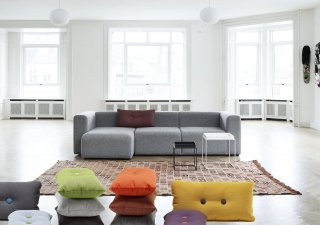 I cuscini Dot di Hay sono disponibili in due diversi tessuti, in due dimensioni e 10 colori, dal più chic al più pop. Misurano L 70 x H 35 cm. Il rivestimento in tessuto lana vergine (90%) e nylon (10%) è sfoderabile. Ogni lato è decorato con due bottoni di colore diverso. Prezzo 89 euro il tris. www.hay.dk I cuscini Dot di Hay sono disponibili in due diversi tessuti, in due dimensioni e 10 colori, dal più chic al più pop. Misurano L 70 x H 35 cm. Il rivestimento in tessuto lana vergine (90%) e nylon (10%) è sfoderabile. Ogni lato è decorato con due bottoni di colore diverso. Prezzo 89 euro il tris. www.hay.dk