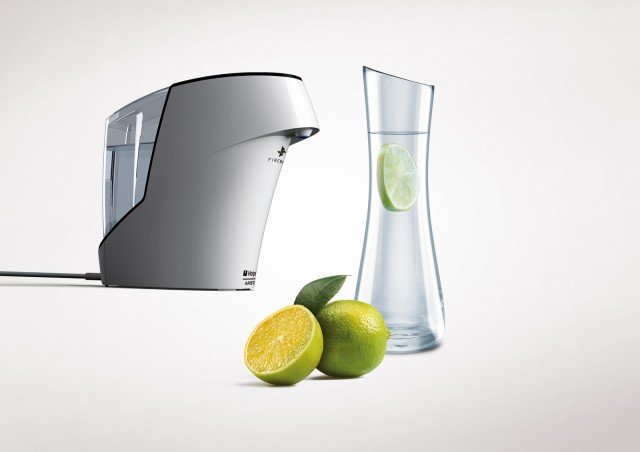 La Water Machine di Hotpoint-Ariston rimuove sil 99,9999% dei batteri rendendo l’acqua del rubinetto più pura, buona e sicura e priva di impurità anche invisibili. Ha il sistema Firewall a raggi UV che purifica l’acqua dal serbatoio fino al punto di erogazione, il filtro a carboni attivi che elimina il cloro e gli altri residui per migliorare il sapore dell’acqua e il trattamento Biocote® a ioni d’argento previene la formazione di batteri nel serbatoio dell’acqua. Prezzo 199 euro. www.hotpoint-ariston.it La Water Machine di Hotpoint-Ariston rimuove sil 99,9999% dei batteri rendendo l’acqua del rubinetto più pura, buona e sicura e priva di impurità anche invisibili. Ha il sistema Firewall a raggi UV che purifica l’acqua dal serbatoio fino al punto di erogazione, il filtro a carboni attivi che elimina il cloro e gli altri residui per migliorare il sapore dell’acqua e il trattamento Biocote® a ioni d’argento previene la formazione di batteri nel serbatoio dell’acqua. Prezzo 199 euro. www.hotpoint-ariston.it