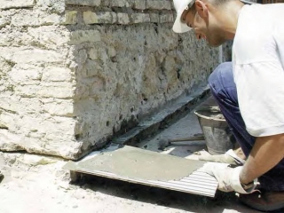 Con il sistema Igrostop di Comer, il taglio si esegue con speciali macchine e all’interno si possono inserire zeppe di ancoraggio per la stabilità. www.comerspa.com