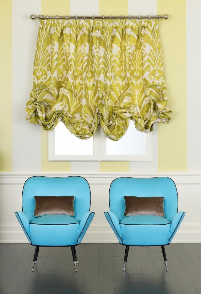 Il tessuto prezioso e la ricchezza dell’arricciatura danno alla tenda “il potere” di imprimere da sola il carattere a una stanza. Il bastone in ottone, accentua il gusto. Ikat di Dedar (www.dedar.com), tessuto jacquard di lino, cotone e seta in 8 varianti di colore, alto 145 cm. Prezzo al metro 209 euro Il tessuto prezioso e la ricchezza dell’arricciatura danno alla tenda “il potere” di imprimere da sola il carattere a una stanza. Il bastone in ottone, accentua il gusto. Ikat di Dedar (www.dedar.com), tessuto jacquard di lino, cotone e seta in 8 varianti di colore, alto 145 cm. Prezzo al metro 209 euro