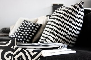 Black & withe sempre attuale e divertente se si gioca con fantasie diverse. Di Ikea: Stockholm in velluto di cotone, sfoderabile con imbottitura in piuma d’anatra. Misura L 55 x H 55 cm. Prezzo 15,99 euro. Lappljung Ruta in cotone 100%, lavabile in lavatrice. Misura L 60 x H 40 cm. Prezzo della fodera 9,99 euro. TRÅDKLÖVER federa con cerniera, lavabile in lavatrice. Misura L 50 x H 50 cm. Prezzo della fodera 4,99 euro. www.ikea.com/it/it Black & withe sempre attuale e divertente se si gioca con fantasie diverse. Di Ikea: Stockholm in velluto di cotone, sfoderabile con imbottitura in piuma d’anatra. Misura L 55 x H 55 cm. Prezzo 15,99 euro. Lappljung Ruta in cotone 100%, lavabile in lavatrice. Misura L 60 x H 40 cm. Prezzo della fodera 9,99 euro. TRÅDKLÖVER federa con cerniera, lavabile in lavatrice. Misura L 50 x H 50 cm. Prezzo della fodera 4,99 euro. www.ikea.com/it/it