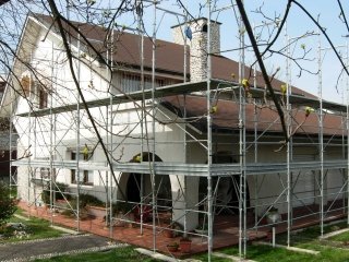 inizio lavori casa con impalcature attorno inizio lavori casa con impalcature attorno