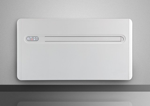 Il climatizzatore senza unità esterna « 2.0 » di Innova si installa nel muro perimetrale con due semplici fori. In classe di efficienza energetica A, ha potenza in raffrescamento di 2,3 kW. Misura L 103 x P 16,5 x H 55 cm. Prezzo 1.600 euro. www.innovaenergie.com Il climatizzatore senza unità esterna « 2.0 » di Innova si installa nel muro perimetrale con due semplici fori. In classe di efficienza energetica A, ha potenza in raffrescamento di 2,3 kW. Misura L 103 x P 16,5 x H 55 cm. Prezzo 1.600 euro. www.innovaenergie.com