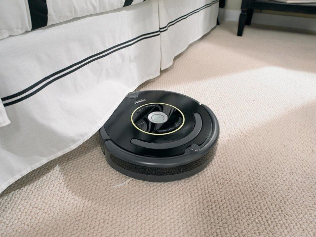 Roomba 650 di iRobot, distribuito da Nital, si muove in autonomia nella stanza evitando gli ostacoli e memorizzando i percorsi il robot aspirapolvere. Il particolare design delle spazzole gli consente di raggiungere anche gli angoli più difficili; prezzo 459 euro. www.nital.it Roomba 650 di iRobot, distribuito da Nital, si muove in autonomia nella stanza evitando gli ostacoli e memorizzando i percorsi il robot aspirapolvere. Il particolare design delle spazzole gli consente di raggiungere anche gli angoli più difficili; prezzo 459 euro. www.nital.it