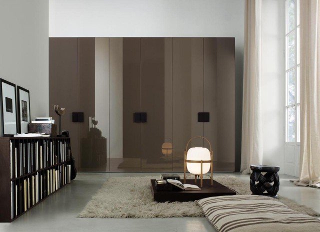 L’armadio Plurimo di Jesse è realizzabile sia nella versione Plana con finiture rovere moro, noce o laccato lucido e opaco, si nella versione Vitria con pannello vetro colorato e finitura con profilo in titanio, o con anta Break, Hook, Wind. La struttura e le attrezzature interne possono essere rovere moro, noce o soft. Tutte le versioni sono personalizzabili con angolo spogliatoio, angolo terminale, elemento a giorno, ponte passaggio porta, anta ripostiglio e anta a mansarda. Prezzo a partire da euro 2.666 euro riferito all’armadio con apertura anta battente (finitura bianco oppure corda) nella misura L 298 x P 60 x H 261 cm. www.jesse.it L’armadio Plurimo di Jesse è realizzabile sia nella versione Plana con finiture rovere moro, noce o laccato lucido e opaco, si nella versione Vitria con pannello vetro colorato e finitura con profilo in titanio, o con anta Break, Hook, Wind. La struttura e le attrezzature interne possono essere rovere moro, noce o soft. Tutte le versioni sono personalizzabili con angolo spogliatoio, angolo terminale, elemento a giorno, ponte passaggio porta, anta ripostiglio e anta a mansarda. Prezzo a partire da euro 2.666 euro riferito all’armadio con apertura anta battente (finitura bianco oppure corda) nella misura L 298 x P 60 x H 261 cm. www.jesse.it