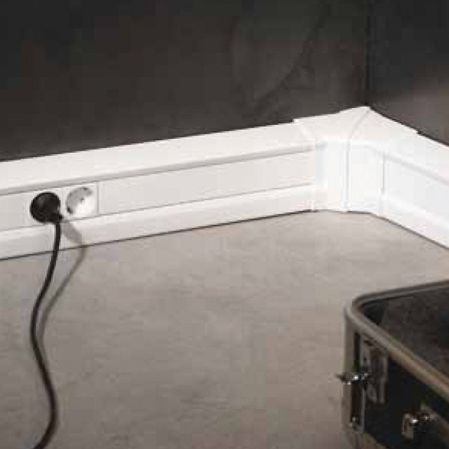 battiscopa K45 di Arnocanali in pvc per prese elettriche battiscopa K45 di Arnocanali in pvc per prese elettriche