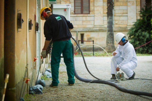 Il Sistema Multiresine® di Kappazeta, autoregolandosi in base ai dati geotecnici, inietta alternativamente in piccoli fori due tipologie di formulati: resine ad alto potere espandente e resine ad alta densità. Il primo, indicato per ottenere forti compattazioni, esercita una notevole spinta isotropa di consolidamento; il secondo, in grado di raggiungere densità elevate anche in condizioni di basso confinamento, è estremamente adatto per il riempimento dei vuoti. www.kappazeta.it Il Sistema Multiresine® di Kappazeta, autoregolandosi in base ai dati geotecnici, inietta alternativamente in piccoli fori due tipologie di formulati: resine ad alto potere espandente e resine ad alta densità. Il primo, indicato per ottenere forti compattazioni, esercita una notevole spinta isotropa di consolidamento; il secondo, in grado di raggiungere densità elevate anche in condizioni di basso confinamento, è estremamente adatto per il riempimento dei vuoti. www.kappazeta.it