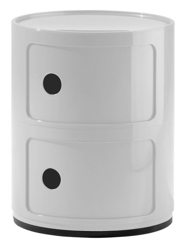 È una serie di culto. Ha sessant’anni ma non li dimostra. Sono impilabili per comporre mobili-contenitori versatili e adattabili alle diverse necessità. Belli e facili da usare. Nell’altezza 40 cm il Contenitore di Kartell si presta perfettamente alla funzione di comodinoMisura Ø 32 x H 40 cm. Realizzato in bianco, nero, rosso e argento è prodotto in varie altezze. Prezzo 79 euro. www.kartell.it È una serie di culto. Ha sessant’anni ma non li dimostra. Sono impilabili per comporre mobili-contenitori versatili e adattabili alle diverse necessità. Belli e facili da usare. Nell’altezza 40 cm il Contenitore di Kartell si presta perfettamente alla funzione di comodinoMisura Ø 32 x H 40 cm. Realizzato in bianco, nero, rosso e argento è prodotto in varie altezze. Prezzo 79 euro. www.kartell.it