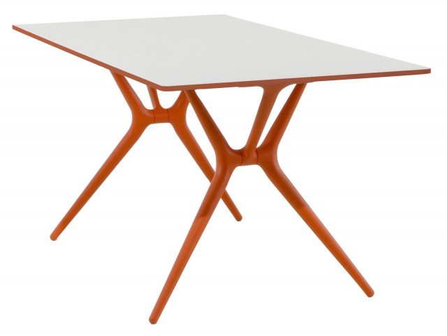 La collezione Spoon (design Antonio Citterio) di Kartell si amplia con questo tavolo pieghevole ultra funzionale e dal design moderno. Caratterizzato da un'incredibile leggerezza: pesa soltanto 16 chili. Le gambe in polipropilene si abbassano facilmente: è possibile così riporlo o spostarlo secondo le proprie necessità. Il piano è sottilissimo 15 mm. Realizzato in alluminio a nido d'ape con finitura in laminato: un materiale che combina leggerezza e robustezza. Disponibile in tre colori: piano bianco/gambe bianche, piano bianco/gambe arancioni e piano nero/gambe nere e nelle misure L 140 x P 70 x H 72 cm, L 160 x P 80 x H 72 cm o L 200 x P 90 x H 72 cm. Prezzo a partire da 1.136 euro. www.kartell.it La collezione Spoon (design Antonio Citterio) di Kartell si amplia con questo tavolo pieghevole ultra funzionale e dal design moderno. Caratterizzato da un'incredibile leggerezza: pesa soltanto 16 chili. Le gambe in polipropilene si abbassano facilmente: è possibile così riporlo o spostarlo secondo le proprie necessità. Il piano è sottilissimo 15 mm. Realizzato in alluminio a nido d'ape con finitura in laminato: un materiale che combina leggerezza e robustezza. Disponibile in tre colori: piano bianco/gambe bianche, piano bianco/gambe arancioni e piano nero/gambe nere e nelle misure L 140 x P 70 x H 72 cm, L 160 x P 80 x H 72 cm o L 200 x P 90 x H 72 cm. Prezzo a partire da 1.136 euro. www.kartell.it