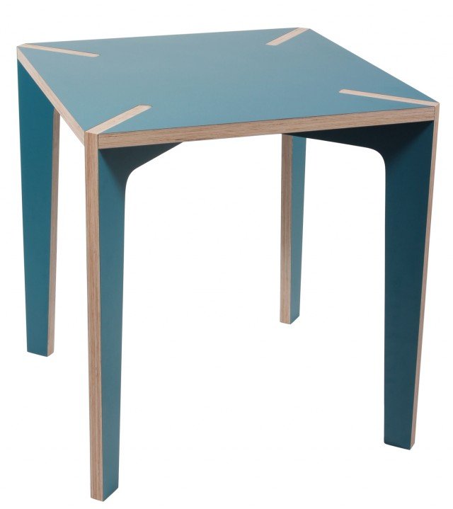 Forme semplici e definite per il tavolo Série X (design Benjamin Faure) di La Corbeille realizzato con un sistema di lavorazione che tiene conto delle problematiche legate al risparmio energetico. La particolarità di questo tavolo sono le gambe che sembrano essere inserite direttamente nel piano del tavolo. Compaiono sulla superficie creando un piacevole effetto grafico. Il tavolo associa parti in betulla grezza a parti in betulla laminata dipinta. Un matrimonio originale e armonioso per uno stile decisamente attuale. Disponibile in vari colori e nelle misure L 120 x P 75 x H 75 cm. o L1 40 x P 85 x H 75 cm e in vari colori. Quello dell’immagine misura L 70 x P 70 x H 75 cm. Prezzo 610 euro. www.lacorbeille.fr Forme semplici e definite per il tavolo Série X (design Benjamin Faure) di La Corbeille realizzato con un sistema di lavorazione che tiene conto delle problematiche legate al risparmio energetico. La particolarità di questo tavolo sono le gambe che sembrano essere inserite direttamente nel piano del tavolo. Compaiono sulla superficie creando un piacevole effetto grafico. Il tavolo associa parti in betulla grezza a parti in betulla laminata dipinta. Un matrimonio originale e armonioso per uno stile decisamente attuale. Disponibile in vari colori e nelle misure L 120 x P 75 x H 75 cm. o L1 40 x P 85 x H 75 cm e in vari colori. Quello dell’immagine misura L 70 x P 70 x H 75 cm. Prezzo 610 euro. www.lacorbeille.fr