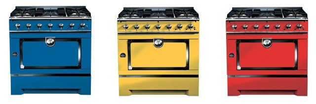 Il modello di cucina freestanding 1908 di La Cornue, uscito nel 2012, con piano cottura e forno, si apre ora ai colori primari, rosso, giallo e blu. Il piano cottura di 90 cm ha due fuochi gas (2 bruciatori da 3 kW), un mono fuoco gas (4 kW), due fuochi gas (bruciatore posteriore 3 kW, bruciatore anteriore 1.7 kW). Il forno a volta da 74 litri funziona a bienergia gas. Prezzo da rivenditore. www.lacornue.it Il modello di cucina freestanding 1908 di La Cornue, uscito nel 2012, con piano cottura e forno, si apre ora ai colori primari, rosso, giallo e blu. Il piano cottura di 90 cm ha due fuochi gas (2 bruciatori da 3 kW), un mono fuoco gas (4 kW), due fuochi gas (bruciatore posteriore 3 kW, bruciatore anteriore 1.7 kW). Il forno a volta da 74 litri funziona a bienergia gas. Prezzo da rivenditore. www.lacornue.it