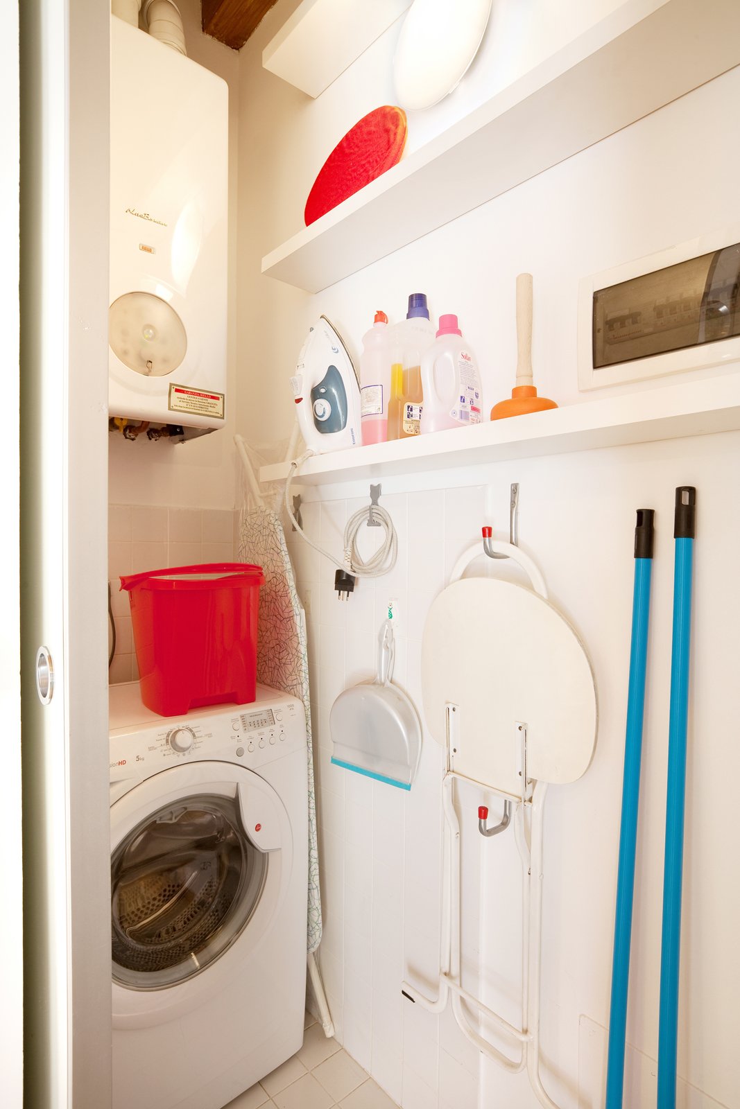 Lavanderia in un vano separato dove è installata anche la caldaia: gli impianti sono condivisi con quelli del bagno adiacente. Lavanderia in un vano separato dove è installata anche la caldaia: gli impianti sono condivisi con quelli del bagno adiacente.