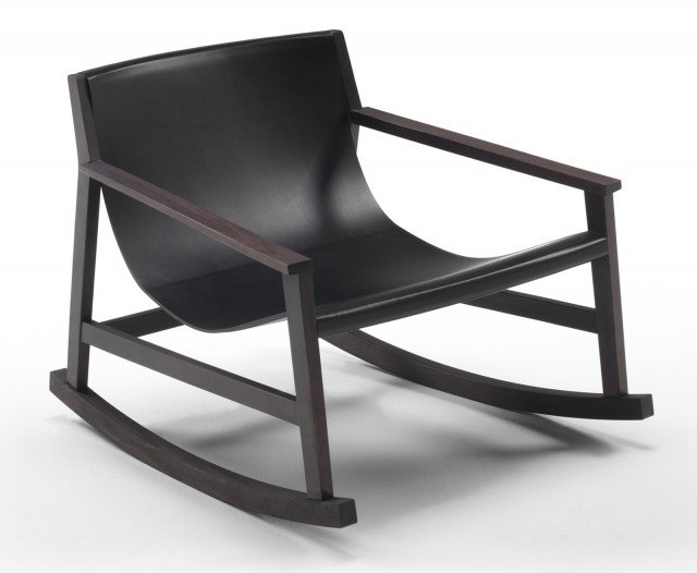 Il dondolo di Living Divani è disegnato da Piero Lissoni. Prodotto con struttura portante in noce naturale o tinto ebano, lucidato con vernice trasparente o finitura manuale con idropittura colore bianco. Il rivestimento è disponibile in panno e in cuoio. Misura L 78 x
P 86 x
H 66 cm. Altezza seduta 45 cm. Prezzo a partire da 2.195 euro. www.livingdivani.it Il dondolo di Living Divani è disegnato da Piero Lissoni. Prodotto con struttura portante in noce naturale o tinto ebano, lucidato con vernice trasparente o finitura manuale con idropittura colore bianco. Il rivestimento è disponibile in panno e in cuoio. Misura L 78 x
P 86 x
H 66 cm. Altezza seduta 45 cm. Prezzo a partire da 2.195 euro. www.livingdivani.it