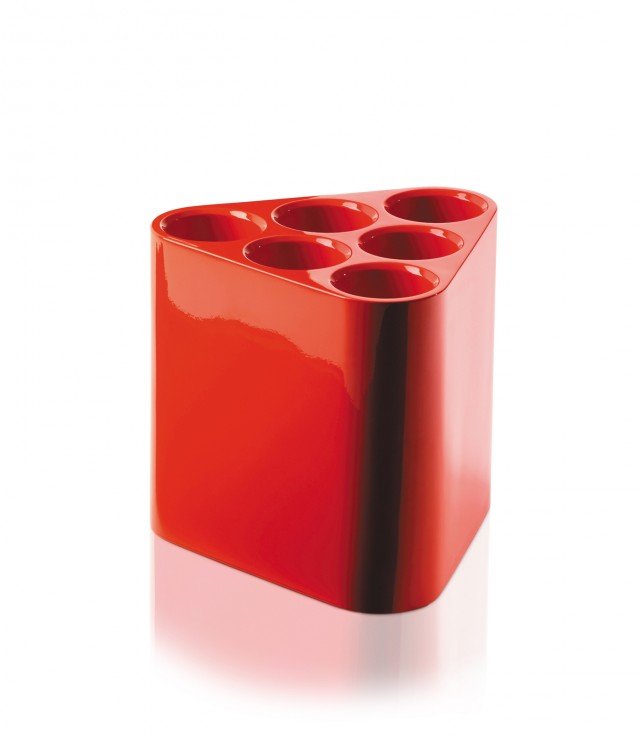 Ha forma triangolare, ideale ad esempio per un angolo dell'ingresso, il portaombrelli Poppins di Magis in abs lucido rosso che misura L 33 x P 30 x H 30 cm e costa 90 euro Poppins di Magis Ha forma triangolare, ideale ad esempio per un angolo dell'ingresso, il portaombrelli Poppins di Magis in abs lucido rosso che misura L 33 x P 30 x H 30 cm e costa 90 euro Poppins di Magis