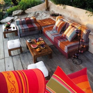 Perfetti per uno stile etnico da abbinare nei tre formati. Rivestiti in 100% cotone con imbottitura in schiuma di poliestere anallergico. Marrakech misura L 60 x H 60 cm. Prezzo 29,90 euro. Lima misura L 50 x H 50 cm. Prezzo 29,90 euro. Atlante Zafferano misura L 40 x H 15 cm. Prezzo 15,90 euro. Nell’immagine divano Cancun, tutto Maisons du Monde. www.maisonsdumonde.com/IT/i Perfetti per uno stile etnico da abbinare nei tre formati. Rivestiti in 100% cotone con imbottitura in schiuma di poliestere anallergico. Marrakech misura L 60 x H 60 cm. Prezzo 29,90 euro. Lima misura L 50 x H 50 cm. Prezzo 29,90 euro. Atlante Zafferano misura L 40 x H 15 cm. Prezzo 15,90 euro. Nell’immagine divano Cancun, tutto Maisons du Monde. www.maisonsdumonde.com/IT/i