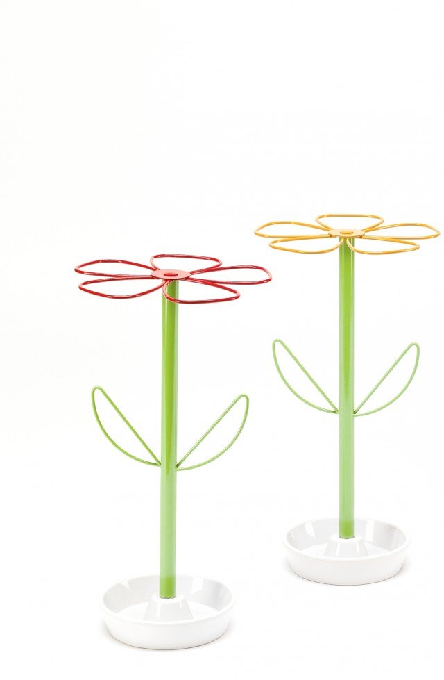 In omaggio alla natura, il portaombrelli ha corolla e foglie in filo di metallo colorato mentre lo stelo-struttura ha base raccogligocce in ceramica bianca; misura Ø 30 x H 57 cm e costa 66 euro Fiore di Maiuguali In omaggio alla natura, il portaombrelli ha corolla e foglie in filo di metallo colorato mentre lo stelo-struttura ha base raccogligocce in ceramica bianca; misura Ø 30 x H 57 cm e costa 66 euro Fiore di Maiuguali