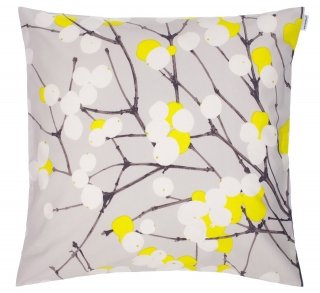 llegra la collezione di cuscini firmata Marimekko. Lumimarja è rivestito in 100% raso di cotone con imbottitura in schiuma di poliestere anallergico. Misura L 50 x H 50 cm. Sfoderabile con cerniera invisibile, è lavabile in lavatrice a 40°C. Prezzo 43 euro. www.marimekko.com llegra la collezione di cuscini firmata Marimekko. Lumimarja è rivestito in 100% raso di cotone con imbottitura in schiuma di poliestere anallergico. Misura L 50 x H 50 cm. Sfoderabile con cerniera invisibile, è lavabile in lavatrice a 40°C. Prezzo 43 euro. www.marimekko.com