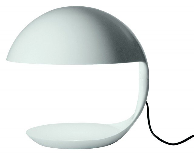 Oggetto cult del design, la lampada Cobra di Martinelli (design Elio Martinelli). Luce diffusa è orientabile grazie al braccio snodato. Il diffusore e la struttura sono in resina bianca. La mitica Cobra è esposta nei più grandi musei del mondo. Misura Ø 40 x H 40 cm. Prezzo 734 euro. www.martinelliluce.it/ Oggetto cult del design, la lampada Cobra di Martinelli (design Elio Martinelli). Luce diffusa è orientabile grazie al braccio snodato. Il diffusore e la struttura sono in resina bianca. La mitica Cobra è esposta nei più grandi musei del mondo. Misura Ø 40 x H 40 cm. Prezzo 734 euro. www.martinelliluce.it/