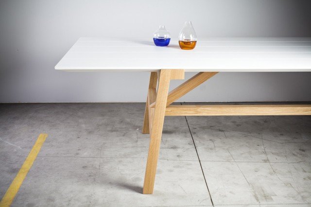 Frattino di Miniforms (designer Paolo Cappello), rivisita il tema del tavolo classico riproponendolo in una versione fresca e nuova. Perfetto per risolvere l’area pranzo, rende protagonista il legno, con i suoi incastri e la sua lavorazione tradizionale. La struttura è in rovere naturale oppure laccata bianca o nera. Il piano rettangolare è laccato bianco o nero con incisioni orizzontali oppure impiallacciato in rovere taglio sega e in noce canaletto. Disponibile in due misure: L 240 cm o L 220 cm. La versione nell’immagine Misura L 220 x P100 x H75 cm. Prezzo partire da euro 1.754 euro. www.miniforms.eu Frattino di Miniforms (designer Paolo Cappello), rivisita il tema del tavolo classico riproponendolo in una versione fresca e nuova. Perfetto per risolvere l’area pranzo, rende protagonista il legno, con i suoi incastri e la sua lavorazione tradizionale. La struttura è in rovere naturale oppure laccata bianca o nera. Il piano rettangolare è laccato bianco o nero con incisioni orizzontali oppure impiallacciato in rovere taglio sega e in noce canaletto. Disponibile in due misure: L 240 cm o L 220 cm. La versione nell’immagine Misura L 220 x P100 x H75 cm. Prezzo partire da euro 1.754 euro. www.miniforms.eu