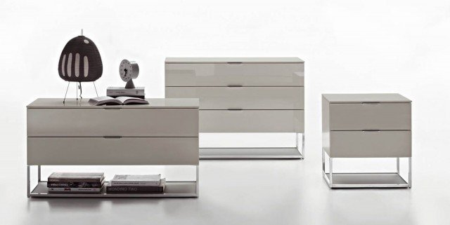Una serie di cassettiere modulari 909 (design Luca Meda) di Molteni i cui elementi possono essere utilizzati singolarmente o composti fra loro a formare un vero e proprio mobile contenitore. Top in vetro colorato, essenza, laccato lucido, laccato opaco oppure a poro aperto. Frontali cassetti laccati lucidi, laccati opachi o a poro aperto. Nuova la versione dotata di un raffinato vano a giorno con illuminazione indipendente e una struttura in alluminio a sostegno delle cassettiere che ne amplia le possibilità d'uso. Misura L 96 x P 66 x H 46 cm. Prezzo a partire da 968 euro (2 cassetti). www.molteni.it Una serie di cassettiere modulari 909 (design Luca Meda) di Molteni i cui elementi possono essere utilizzati singolarmente o composti fra loro a formare un vero e proprio mobile contenitore. Top in vetro colorato, essenza, laccato lucido, laccato opaco oppure a poro aperto. Frontali cassetti laccati lucidi, laccati opachi o a poro aperto. Nuova la versione dotata di un raffinato vano a giorno con illuminazione indipendente e una struttura in alluminio a sostegno delle cassettiere che ne amplia le possibilità d'uso. Misura L 96 x P 66 x H 46 cm. Prezzo a partire da 968 euro (2 cassetti). www.molteni.it
