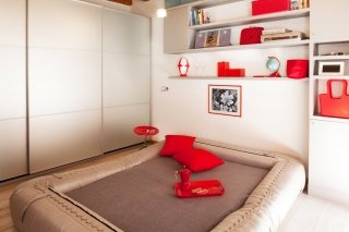 Notte e giorno alternativi: il divano letto aperto trasforma la zona giorno in zona notte grazie allo spazio libero al centro dell’ambiente, che a seconda delle esigenze viene usato nelle ore diurne per aprire il tavolo da pranzo. Notte e giorno alternativi: il divano letto aperto trasforma la zona giorno in zona notte grazie allo spazio libero al centro dell’ambiente, che a seconda delle esigenze viene usato nelle ore diurne per aprire il tavolo da pranzo.