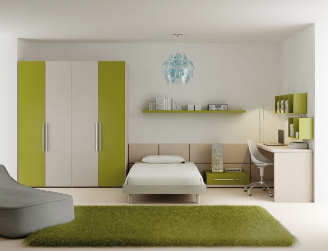 La composizione: LH16 di Moretti Compact (www.moretticompact.it) è formato da armadio a quattro ante laccato oliva e corda e zona notte/studio con boiserie Tile, una doppia pannellatura componibile sia in altezza che in larghezza. Accanto al letto un pratico wall-box con cassetto ha la funzione di comodino. La scrivania ha piano in essenza di 40 mm di spessore ed è completata da due pensili Cubibox laccati verde oliva. L’ armadio misura L 192,5 P 60 H 226 cm, la zona letto/studio misura L 290,5 P 172,8 H 78,5 . Prezzo 2.565 euro La composizione: LH16 di Moretti Compact (www.moretticompact.it) è formato da armadio a quattro ante laccato oliva e corda e zona notte/studio con boiserie Tile, una doppia pannellatura componibile sia in altezza che in larghezza. Accanto al letto un pratico wall-box con cassetto ha la funzione di comodino. La scrivania ha piano in essenza di 40 mm di spessore ed è completata da due pensili Cubibox laccati verde oliva. L’ armadio misura L 192,5 P 60 H 226 cm, la zona letto/studio misura L 290,5 P 172,8 H 78,5 . Prezzo 2.565 euro