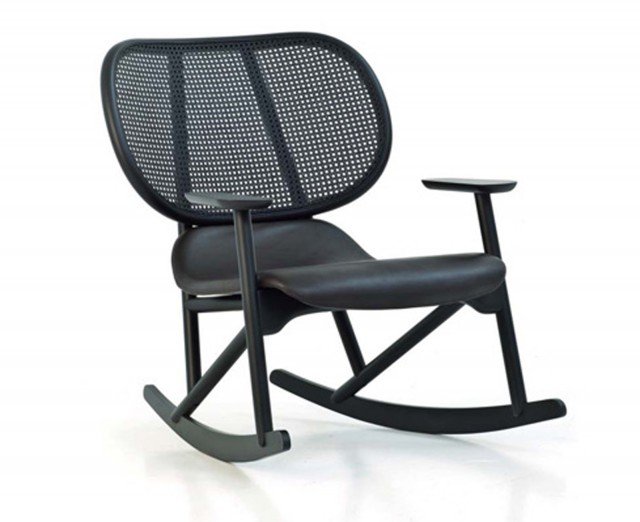 Anima scandinava e artigiato italiano per la sedia a dondolo Klara di Moroso realizzata sulla base di una struttura in faggio naturale dall’estetica semplice, lineare e armoniosa. Disponibili anche la poltrona in tre diverse versioni: con schiena in paglia di Vienna, con schienale rivestito, con schienale lavorato a capitonnè. Klara può essere sfoderabile previo smontaggio delle parti. Misura L 94 x P 77 x H 93 cm Altezza seduta 40 cm. Prezzo 1.790 euro. www.moroso.it Anima scandinava e artigiato italiano per la sedia a dondolo Klara di Moroso realizzata sulla base di una struttura in faggio naturale dall’estetica semplice, lineare e armoniosa. Disponibili anche la poltrona in tre diverse versioni: con schiena in paglia di Vienna, con schienale rivestito, con schienale lavorato a capitonnè. Klara può essere sfoderabile previo smontaggio delle parti. Misura L 94 x P 77 x H 93 cm Altezza seduta 40 cm. Prezzo 1.790 euro. www.moroso.it