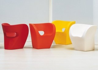La poltrona Little Albert di Moroso è confortevole e accogliente, ed estremamente originale nella linea. Originariamente in tessuto, questa collezione ha riscosso un tale successo che è stata realizzata anche nella versione in polietilene adatta per esterni. È un monoblocco in polietilene stampato completamente riciclabile. Leggera, la pratica apertura nello schienale rende facile ogni spostamento dal salotto alla terrazza a seconda della stagione. È disponibile in nero, arancione e rosso. Misura L74xP65xH77 cm. Prezzo 359 euro. www.moroso.it La poltrona Little Albert di Moroso è confortevole e accogliente, ed estremamente originale nella linea. Originariamente in tessuto, questa collezione ha riscosso un tale successo che è stata realizzata anche nella versione in polietilene adatta per esterni. È un monoblocco in polietilene stampato completamente riciclabile. Leggera, la pratica apertura nello schienale rende facile ogni spostamento dal salotto alla terrazza a seconda della stagione. È disponibile in nero, arancione e rosso. Misura L74xP65xH77 cm. Prezzo 359 euro. www.moroso.it
