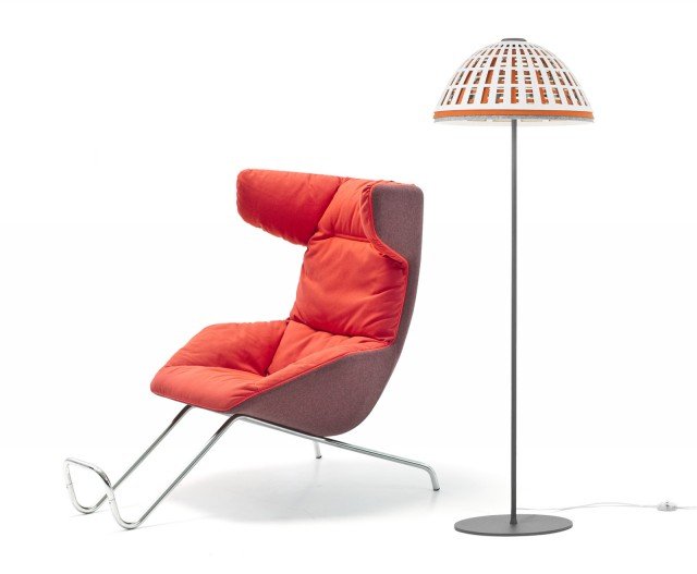 Compie 10 anni la poltrona Take A Line For A Walk di Moroso, che viene riproposta con un nuovo rivestimento, imbottito e soffice come un piumone fissato alla struttura della seduta grazie a una zip di colore brillante che ne segue il profilo e che può essere facilmente rimossa permettendo la scelta fra una versione più rigorosa e una variante più confortevole. Insieme classica e modernissima, è un nido accogliente. Misura L 77 X P 126 X H 110 cm. Prezzo a partire da euro 2.270 con piumone. Senza da 2.240 euro. Poggiapiedi optional 290 euro. www.moroso.com. Le linee verticali ed orizzontali di diverso colore che creano pattern geometrici, sono il punto d’ispirazione alla base della famiglia di lampade Loos disegnata da Luca Nichetto per il marchio svedese Zero, che comprende anche una versione a sospensione, e una da tavolo. Composte da tre calotte in feltro pressato con tre diversi pattern. Grazie alla loro geometria creano un gioco tra pieni e vuoti e una volta sovrapposte creano un effetto di luce e di ombre che è possibile variare semplicemente ruotando o alternando la loro sovrapposizione. Prezzo 601 euro. Acquistabile su www.architonic.com Compie 10 anni la poltrona Take A Line For A Walk di Moroso, che viene riproposta con un nuovo rivestimento, imbottito e soffice come un piumone fissato alla struttura della seduta grazie a una zip di colore brillante che ne segue il profilo e che può essere facilmente rimossa permettendo la scelta fra una versione più rigorosa e una variante più confortevole. Insieme classica e modernissima, è un nido accogliente. Misura L 77 X P 126 X H 110 cm. Prezzo a partire da euro 2.270 con piumone. Senza da 2.240 euro. Poggiapiedi optional 290 euro. www.moroso.com. Le linee verticali ed orizzontali di diverso colore che creano pattern geometrici, sono il punto d’ispirazione alla base della famiglia di lampade Loos disegnata da Luca Nichetto per il marchio svedese Zero, che comprende anche una versione a sospensione, e una da tavolo. Composte da tre calotte in feltro pressato con tre diversi pattern. Grazie alla loro geometria creano un gioco tra pieni e vuoti e una volta sovrapposte creano un effetto di luce e di ombre che è possibile variare semplicemente ruotando o alternando la loro sovrapposizione. Prezzo 601 euro. Acquistabile su www.architonic.com