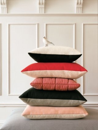 Quadrati di varie dimensioni, bicolor e trapuntati, un mix perfetto di tessuti per Soft e Mingle di Muuto. L’effetto quadrettato in rilievo di Soft è ottenuto grazie a una speciale tecnica di tessitura. La collezione Mingle si caratterizza invece per l’abbinamento di tessuti e colori diversi. Entrambi morbidi e ultra comodi grazie alla loro imbottitura in piuma e poliestere sono realizzati in due misure: quadrati L 50 x H 50 e rettangolari L 60 x H 40 cm. Tutti sfoderabili e lavabili a freddo realizzati in un’ampia gamma di colori. Prezzo cuscino quadrato o rettangolare Soft 89 euro, Mingle 119 euro. www.muuto.com Quadrati di varie dimensioni, bicolor e trapuntati, un mix perfetto di tessuti per Soft e Mingle di Muuto. L’effetto quadrettato in rilievo di Soft è ottenuto grazie a una speciale tecnica di tessitura. La collezione Mingle si caratterizza invece per l’abbinamento di tessuti e colori diversi. Entrambi morbidi e ultra comodi grazie alla loro imbottitura in piuma e poliestere sono realizzati in due misure: quadrati L 50 x H 50 e rettangolari L 60 x H 40 cm. Tutti sfoderabili e lavabili a freddo realizzati in un’ampia gamma di colori. Prezzo cuscino quadrato o rettangolare Soft 89 euro, Mingle 119 euro. www.muuto.com